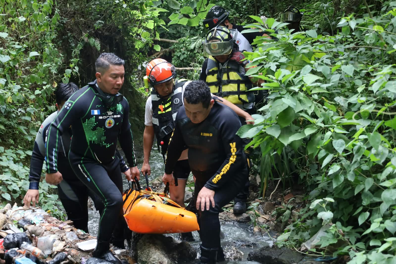 Rescatistas de los Bomberos Voluntarios participan en la búsqueda y recuperación del cuerpo de un hombre en un río de aguas residuales de la zona 5. (Foto Prensa Libre: Bomberos Voluntarios)