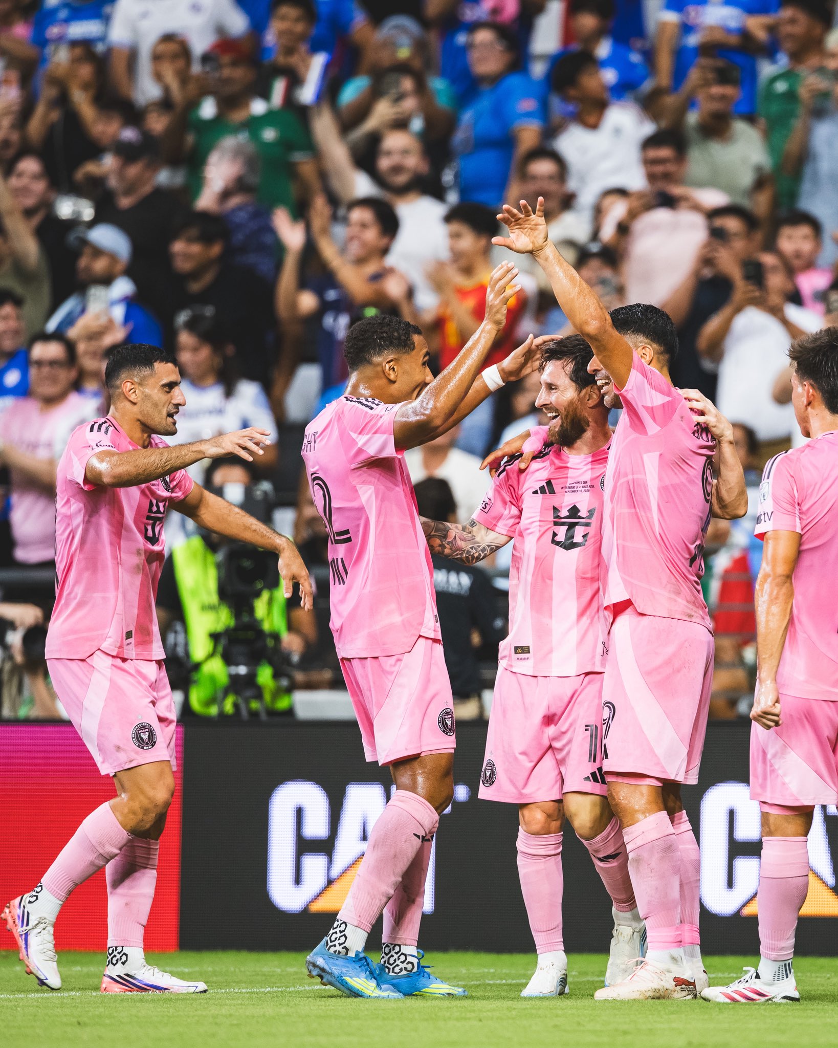 Lionel Messi es felicitado por sus compañeros luego de marcar el primer gol del Inter Miami frente al Cruz Azul y el cien en su cuenta con el equipo. (Foto Prensa Libre: Inter Miami).
