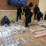 Paquetes con supuesta cocaína fueron localizados por agentes de la SGAIA durante las diligencias antinarcóticas efectuadas en un inmueble de Santa Catarina Pinula. (Foto Prensa Libre: PNC)