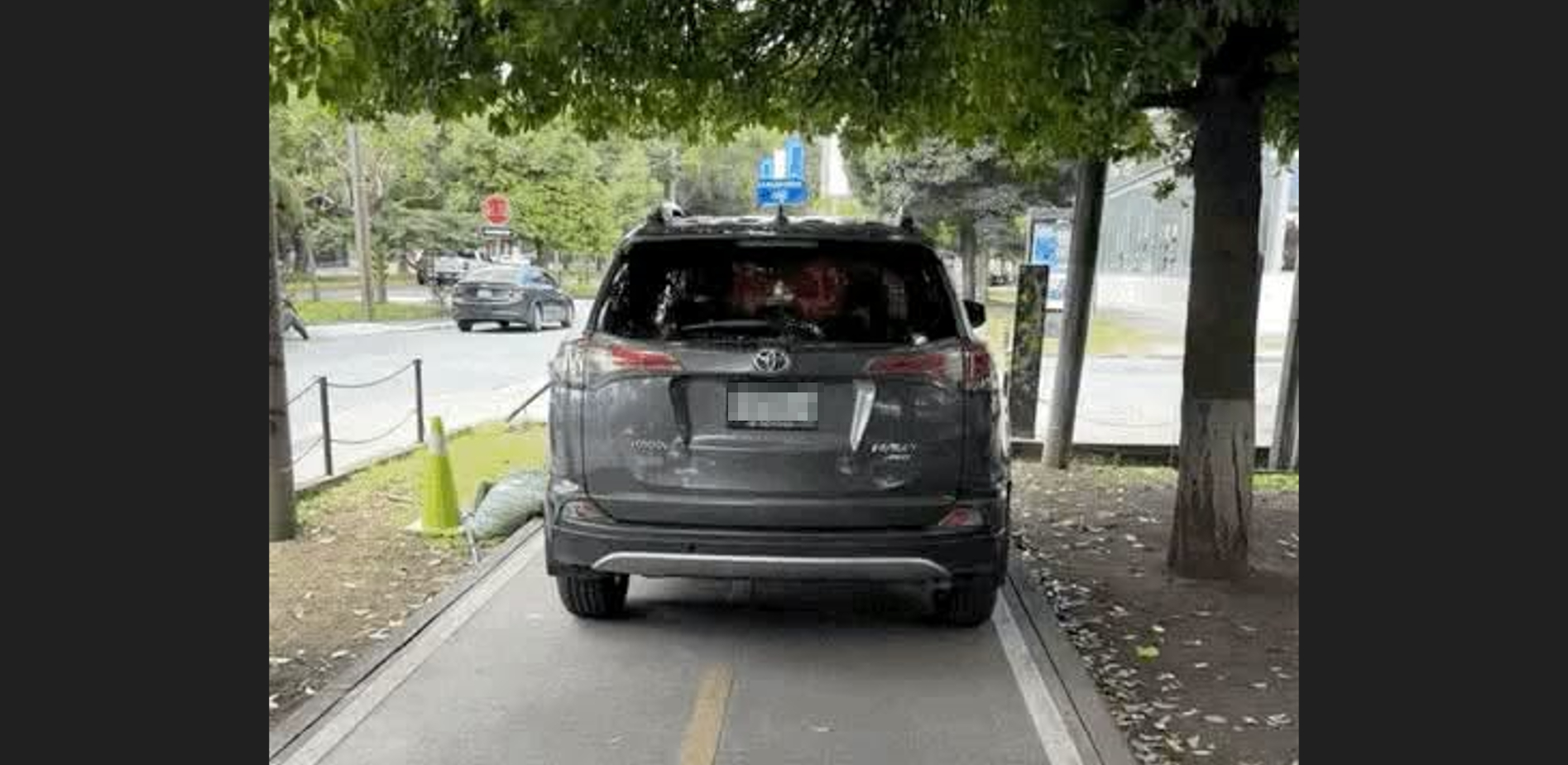 El vehículo denunciado circula por una ciclovía. Emetra informó que fue identificado y que registra multas de tránsito desde el 2024. (Foto Prensa Libre: Cortesía)