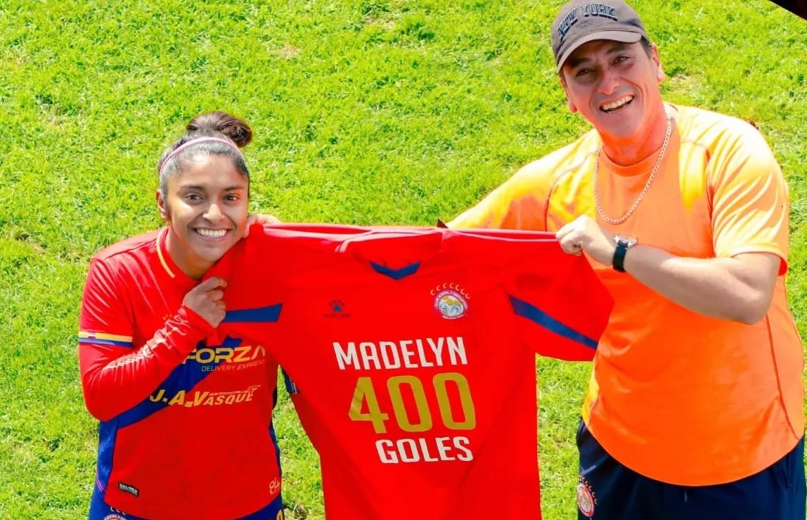 La delantera quetzalteca posa con su camisola conmemorativa por los 400 goles junto al técnico Javier González. (Foto Prensa Libre: Xelajú MC Femenino).