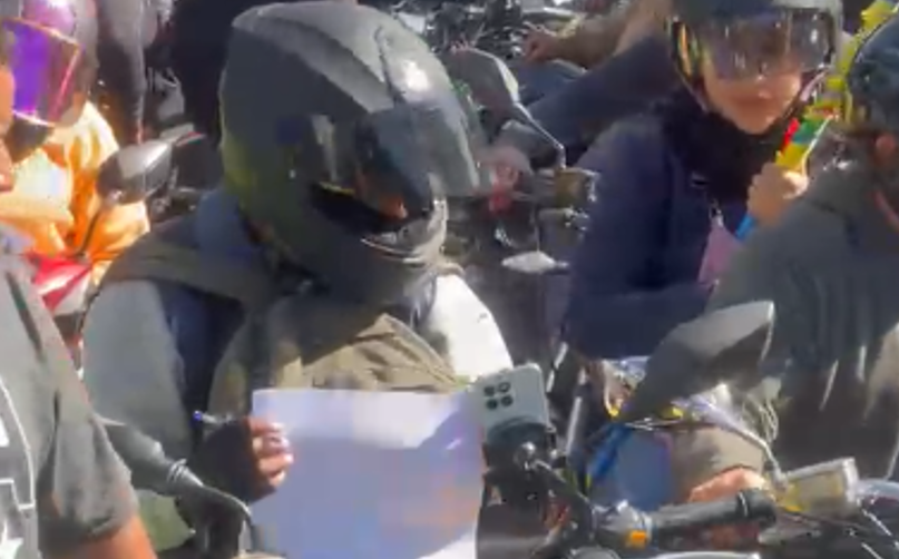 MOTORISTAS FIRMAN PARA PASAR BLOQUEO EN LA BETHANIA