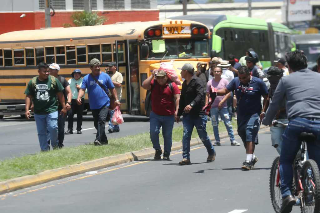 Bloqueo en La Bethania mantiene un bus atravesado