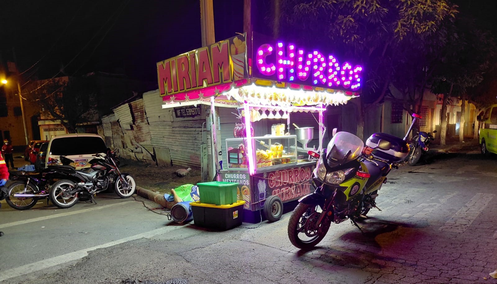 Autoridades resguardan el área donde cuatro hombres murieron durante un ataque armado cerca de una venta de churros, en la zona 6 de la capital. (Foto Prensa Libre: CBM)