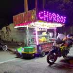 Autoridades resguardan el área donde cuatro hombres murieron durante un ataque armado cerca de una venta de churros, en la zona 6 de la capital. (Foto Prensa Libre: CBM)