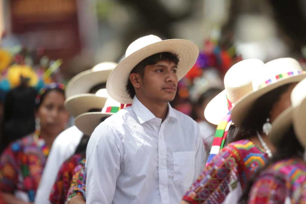 Máscaras, penachos y botargas llenan de color el Centro Histórico durante desfile de conviteros