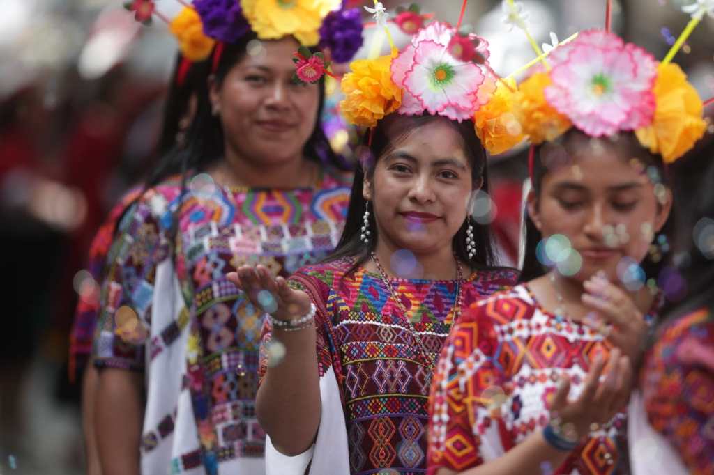Máscaras, penachos y botargas llenan de color el Centro Histórico durante desfile de conviteros