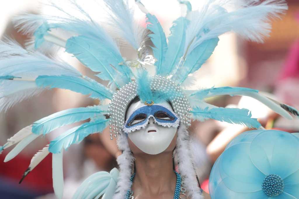 Máscaras, penachos y botargas llenan de color el Centro Histórico durante desfile de conviteros