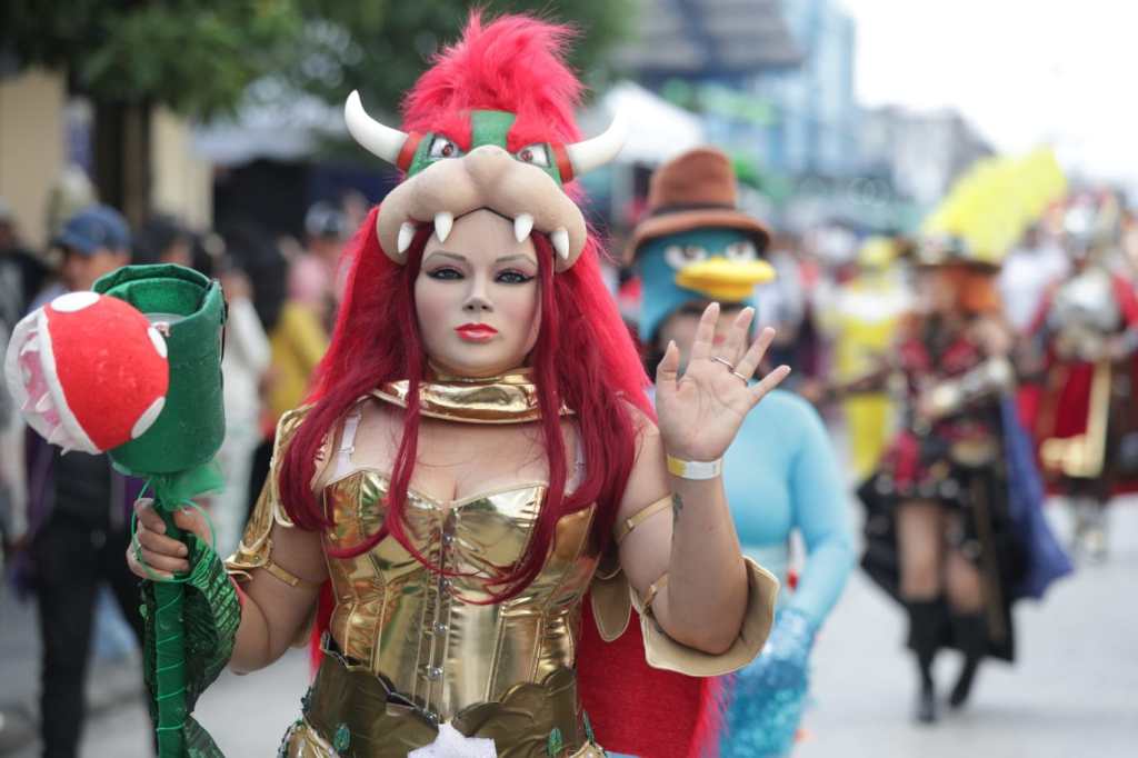 Máscaras, penachos y botargas llenan de color el Centro Histórico durante desfile de conviteros