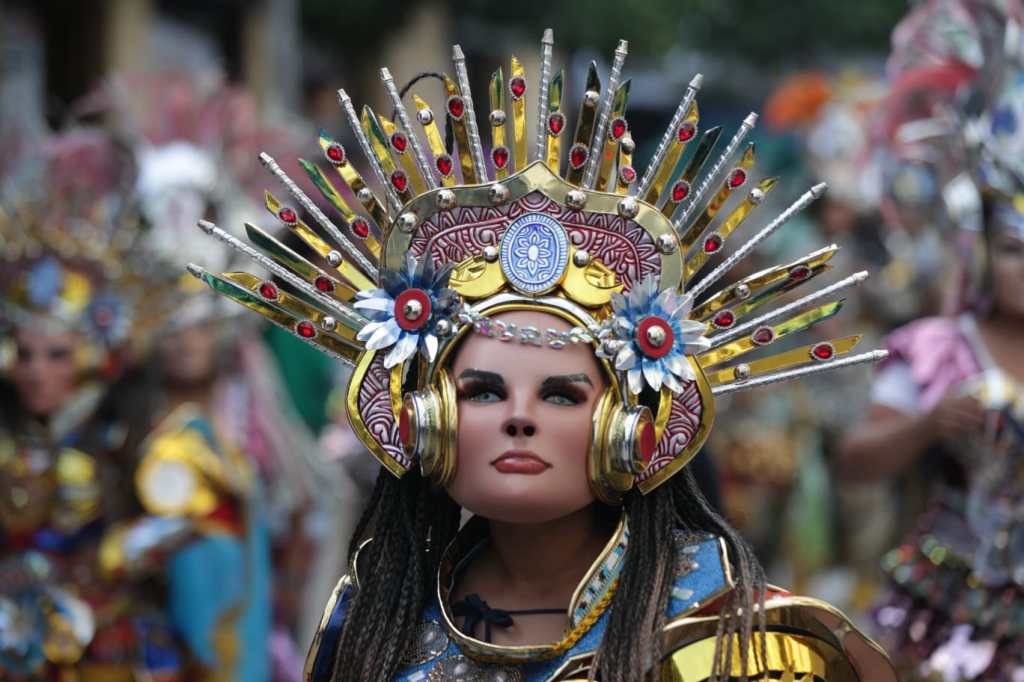 Máscaras, penachos y botargas llenan de color el Centro Histórico durante desfile de conviteros