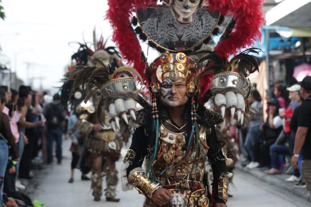 Máscaras, penachos y botargas llenan de color el Centro Histórico durante desfile de conviteros