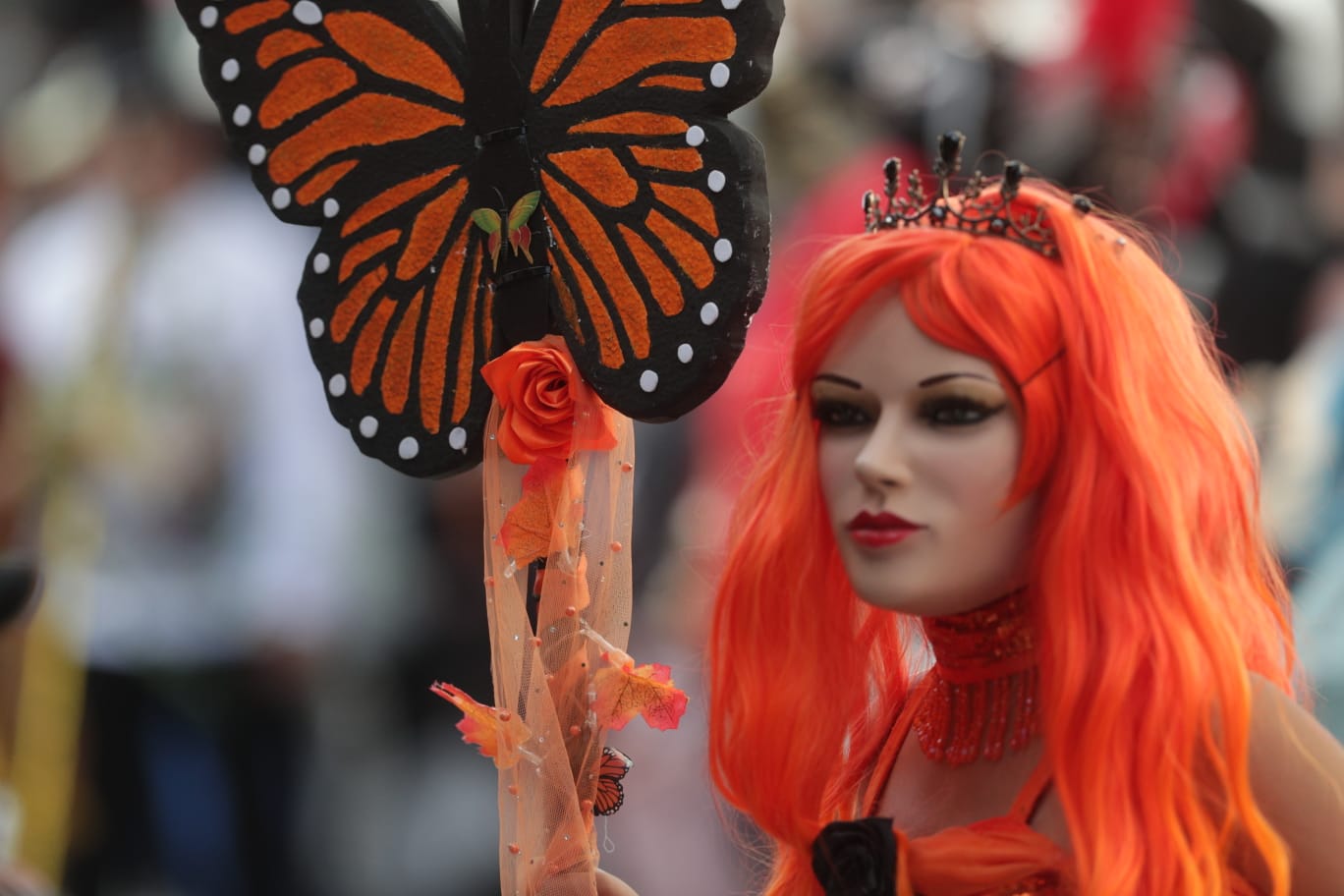 Máscaras, penachos y botargas llenan de color el Centro Histórico durante desfile de conviteros