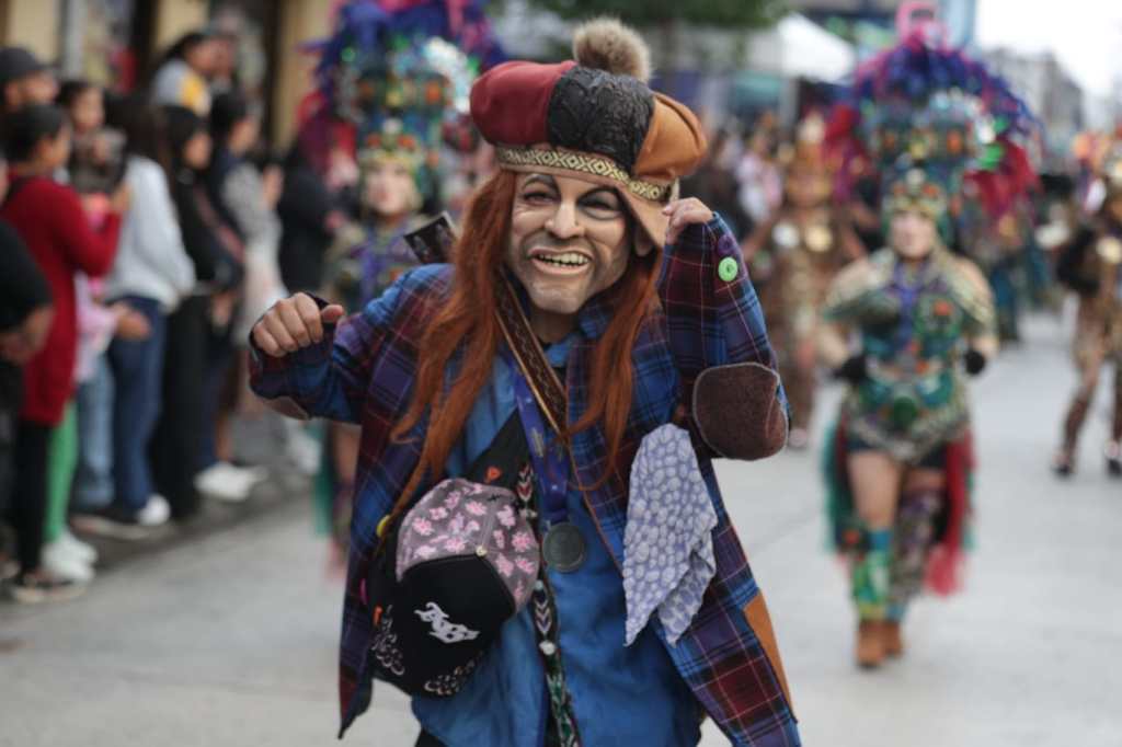 Máscaras, penachos y botargas llenan de color el Centro Histórico durante desfile de conviteros