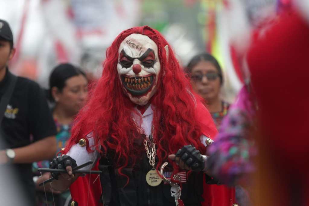 Máscaras, penachos y botargas llenan de color el Centro Histórico durante desfile de conviteros