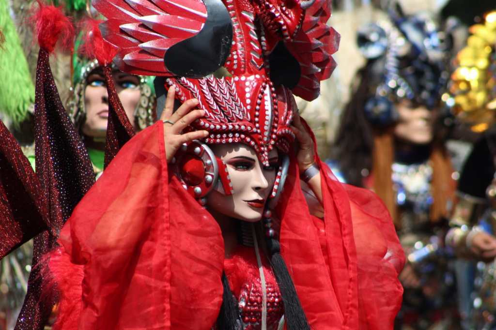 Máscaras, penachos y botargas llenan de color el Centro Histórico durante desfile de conviteros