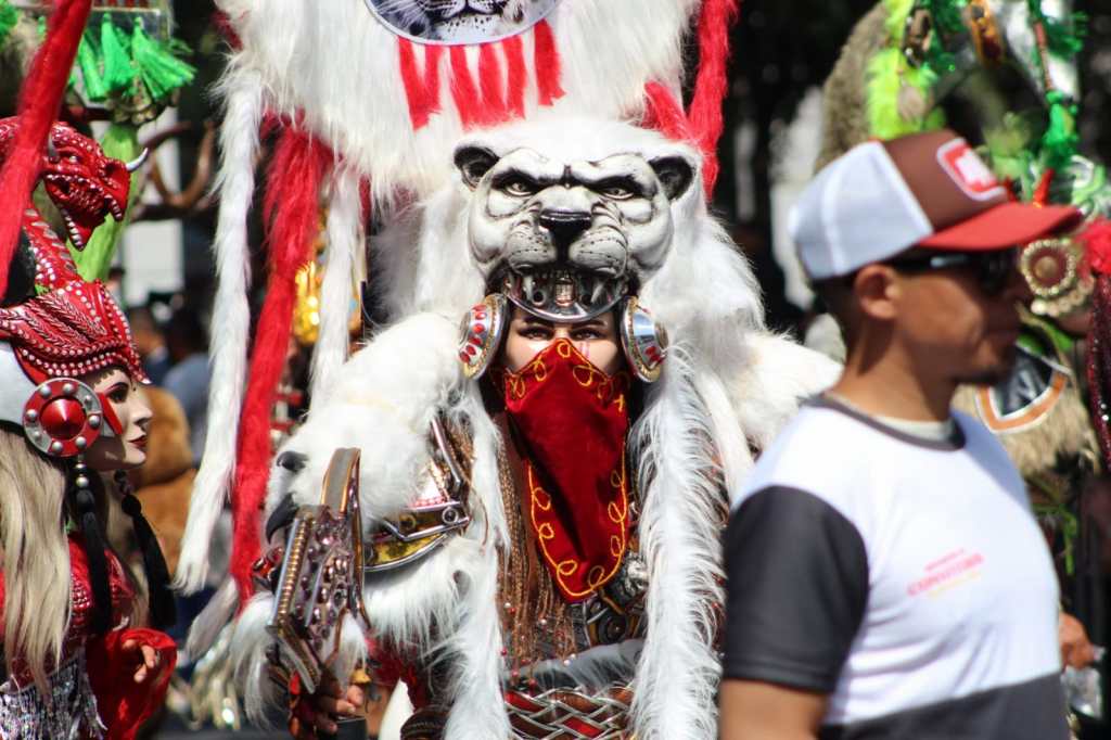 Máscaras, penachos y botargas llenan de color el Centro Histórico durante desfile de conviteros (8)