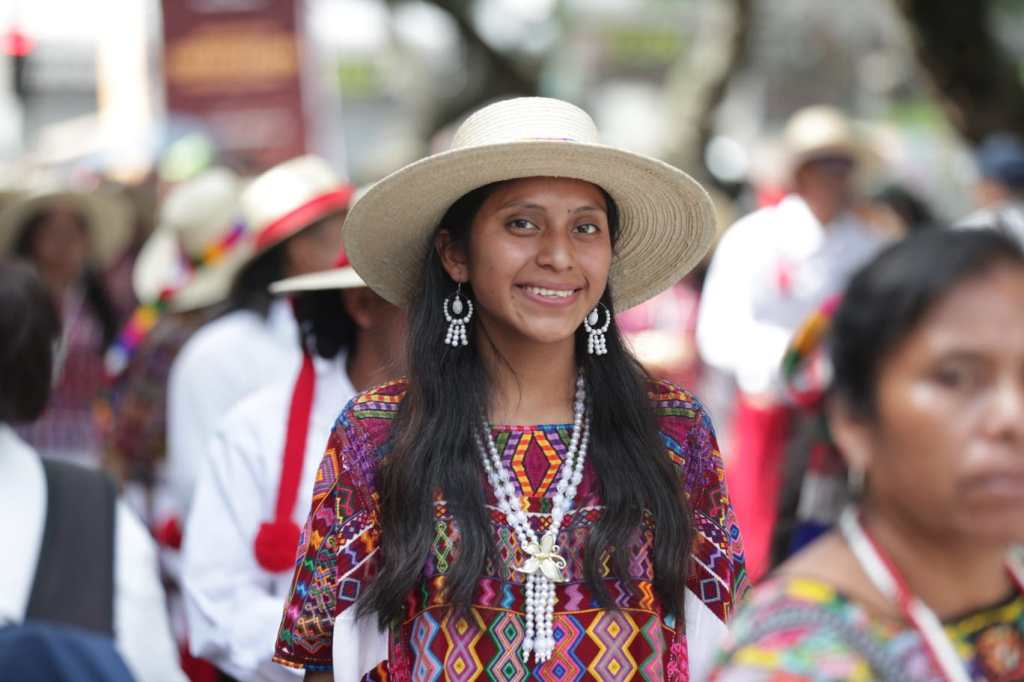 Máscaras, penachos y botargas llenan de color el Centro Histórico durante desfile de conviteros