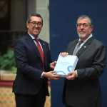 El 2 de septiembre del 2026, el entonces ministro de Finanzas Públicas, Jonathan Menkos, presentó junto con el presidente Bernardo Arévalo el proyecto de presupuesto del Estado para el 2027. Posteriormente, el mandatario lo nombró presidente del Banco de Guatemala (Banguat) y de la Junta Monetaria (JM), pero la Corte de Constitucionalidad (CC) suspendió provisionalmente su designación. (Foto Prensa Libre: Hemeroteca PL)