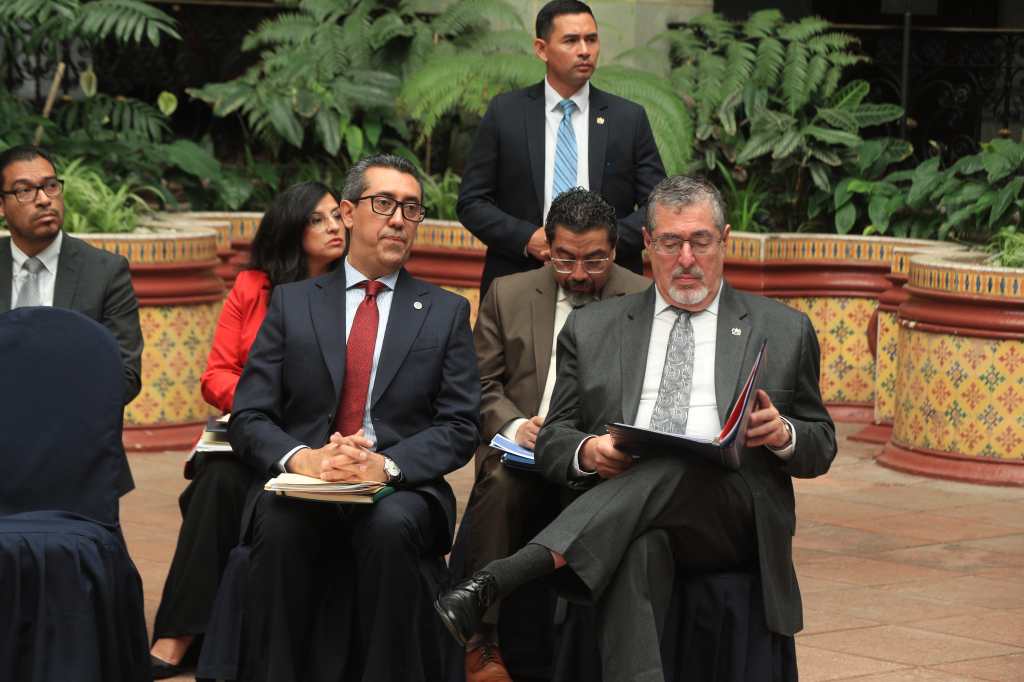En la actual administración de gobierno, el saldo total de la deuda pública se incrementaría 38% con el planteamiento del Presupuesto 2027. En la imagen, el ministro de Finanzas, Jonathan Menkos, y el presidente Bernardo Arévalo. (Foto Prensa Libre: Byron Baiza)