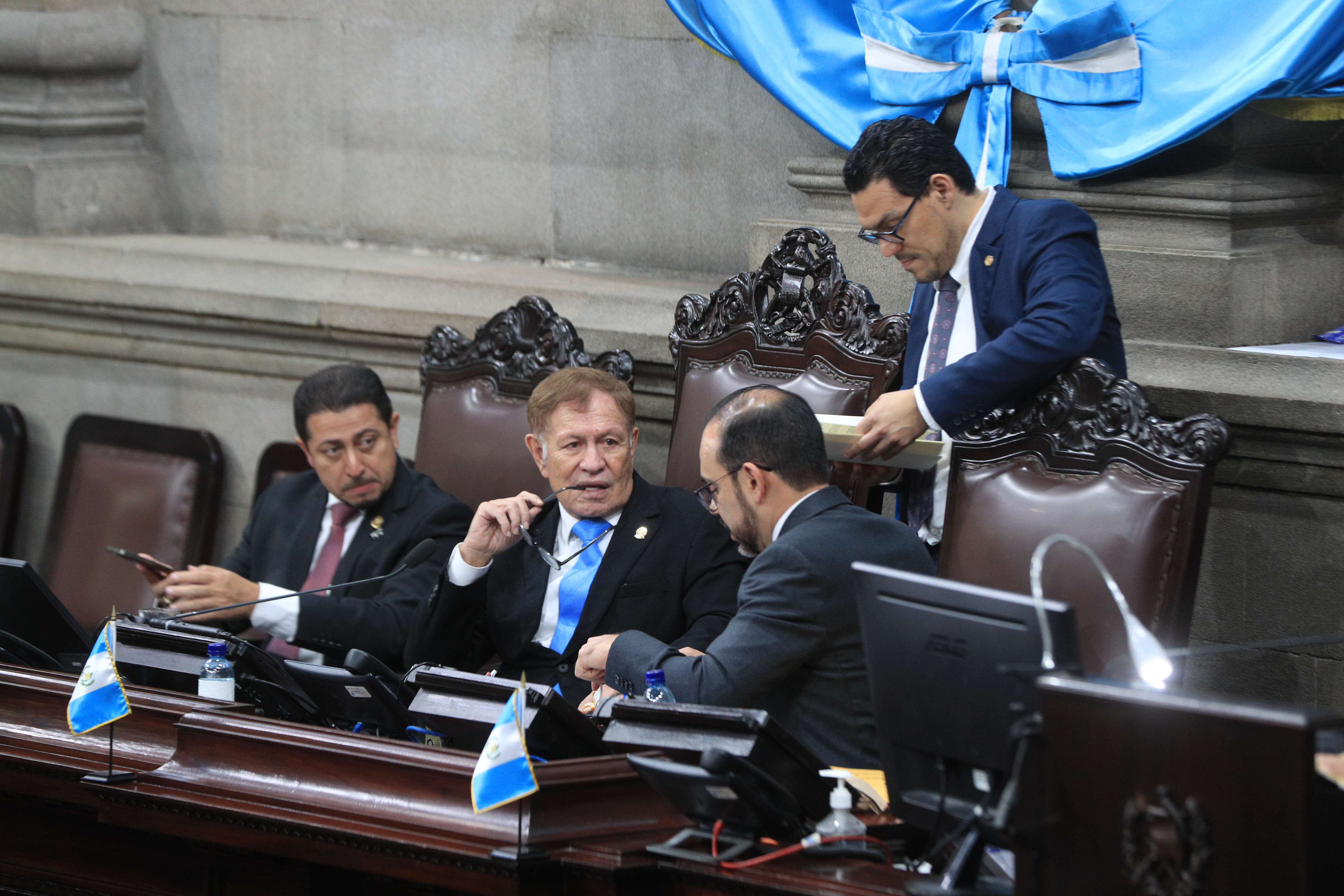 EN FOTOGRAFÍA: LUIS CONTRERAS 

El Congreso de la República aprobó un subsidio que fija en Q39 el galón de diésel y gasolina regular, mientras que la gasolina superior tendrá un precio de Q41, como medida para contener el impacto del alza en los combustibles.

foto Byron Rivera 
08/09/2026