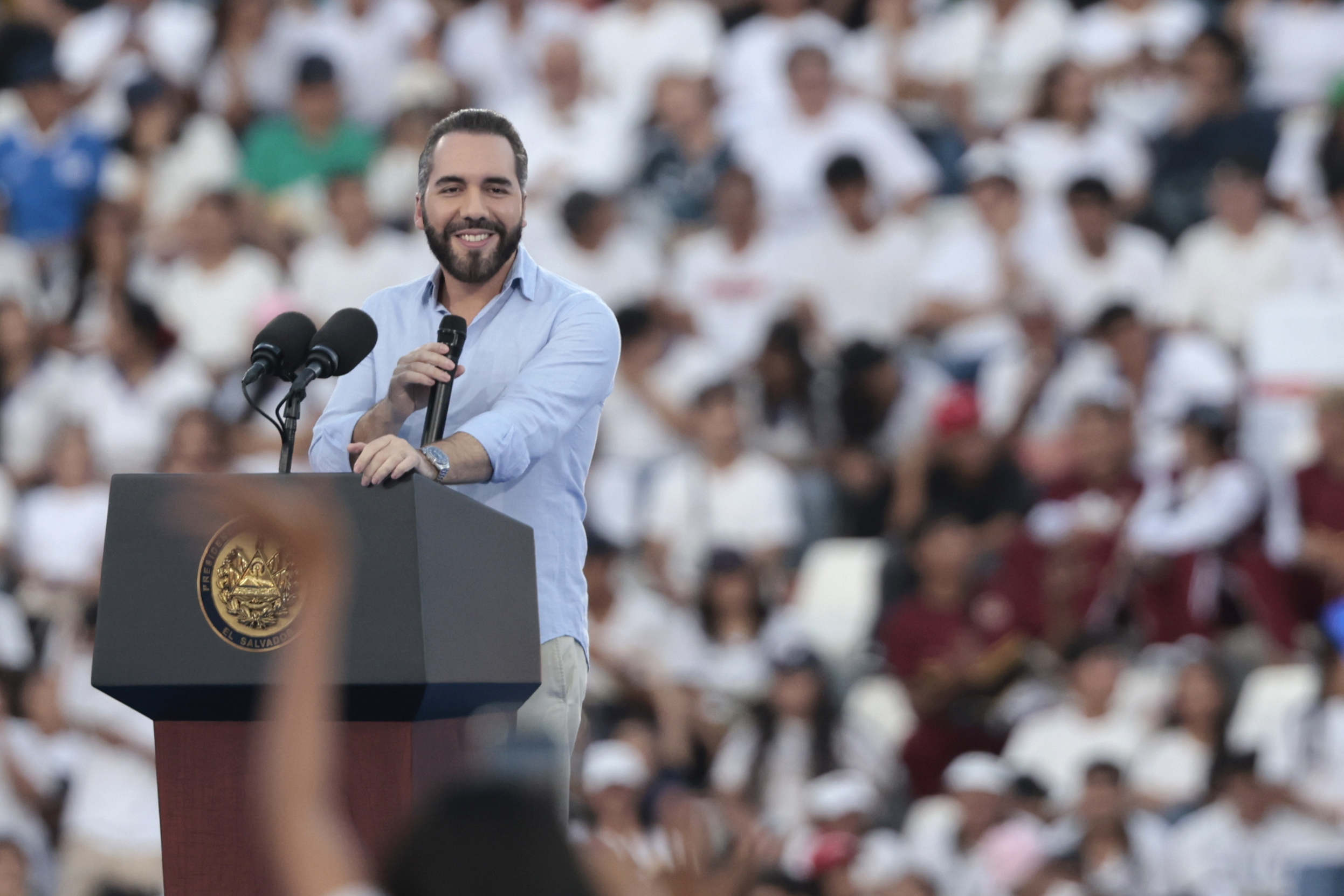 Nayib Bukele anuncia entrega de becas universitarias durante un evento en San Salvador