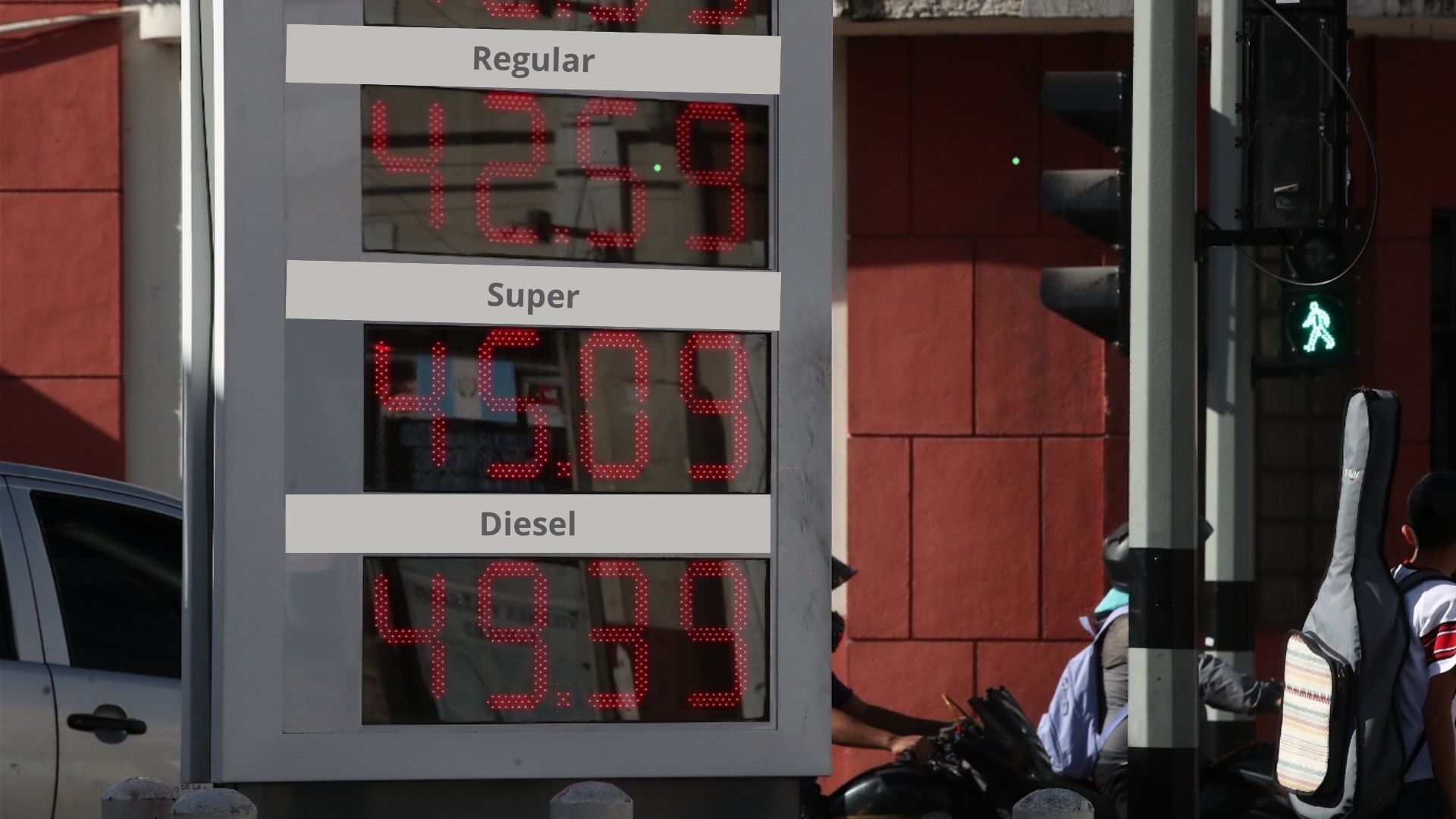 Hoy 16 de septiembre, los precios de más de Q49 por galón de diésel, Q42 de gasolina regular y Q44 de superior en modalidad de autoservicio, los combustibles alcanzan niveles sin precedentes, mientras en el Congreso hay al menos seis propuestas que buscan aliviar el impacto en el bolsillo de los guatemaltecos. (Foto, Prensa Libre: Esbin García)