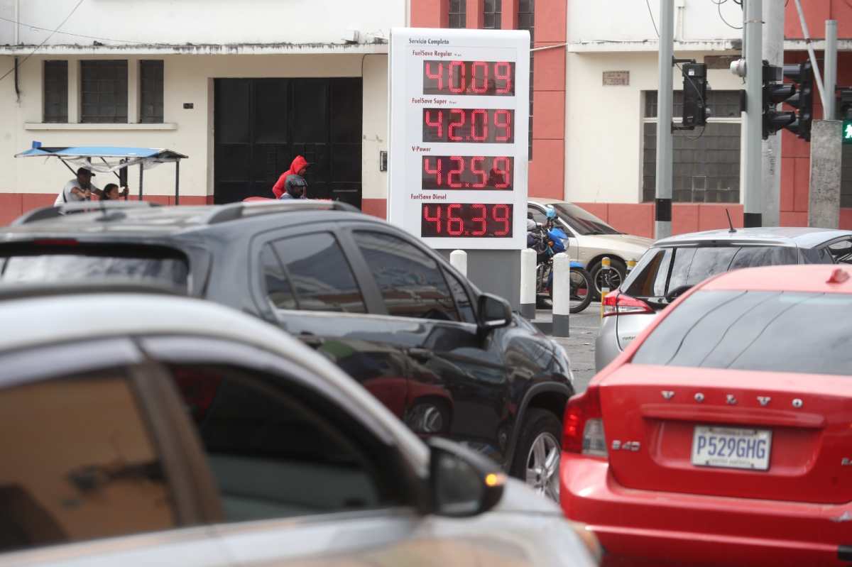 Este 3 de septiembre, el diésel subió Q2 por galón, mientras la gasolina regular aumentó Q1.31 y la superior Q1.51, en comparación con los monitoreos realizados a principios de semana. (Foto, Prensa Libre: Érick Ávila)