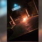 Portón del Centro Universitario del Norte con llantas y manta tras disturbios previo a elección de director.