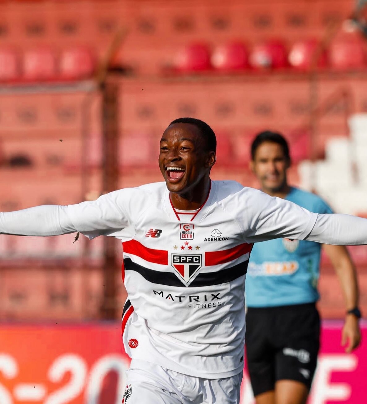 El delantero guatemalteco celebra con euforia su primer gol con el conjunto del Sao Paulo. (Foto Prensa Libre: São Paulo FC).
