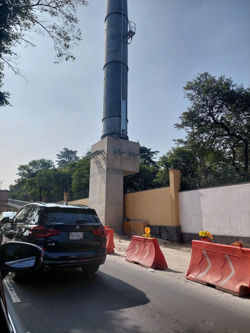 Ejemplo de una torre asimétrica del Cablebús de México, compartido por Cablevía. Según la empresa, los sistemas de teleférico requieren que los puntos de apoyo mantengan una precisión de hasta 3 milímetros. (Foto, Prensa Libre: CableVía)