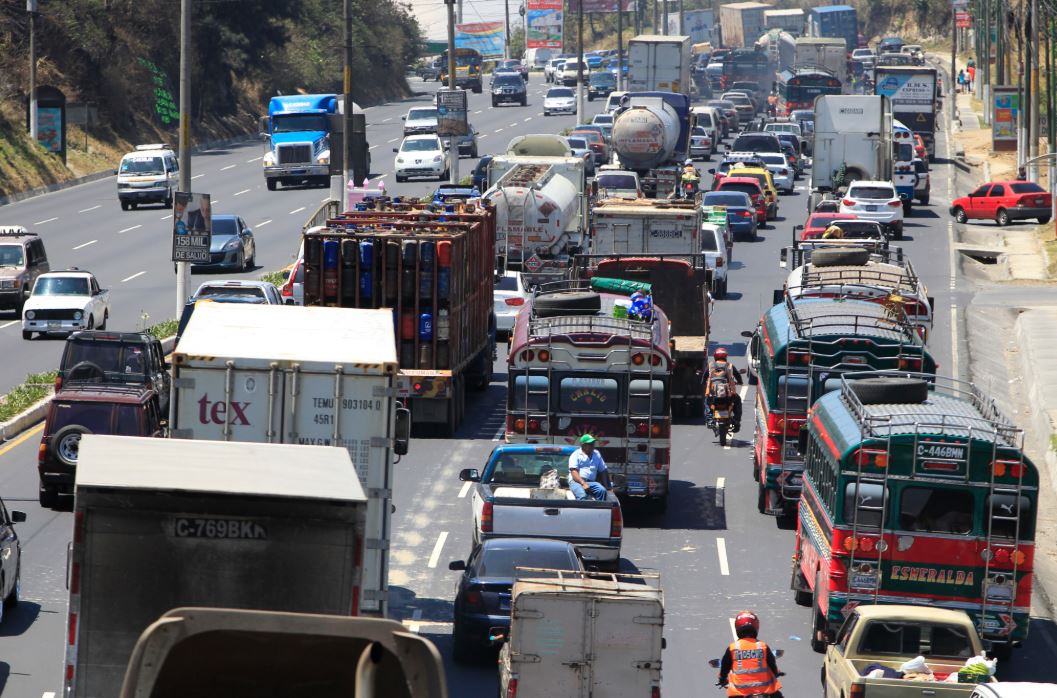 Tránsito 6 vehículos buses y camiones en tránsito
