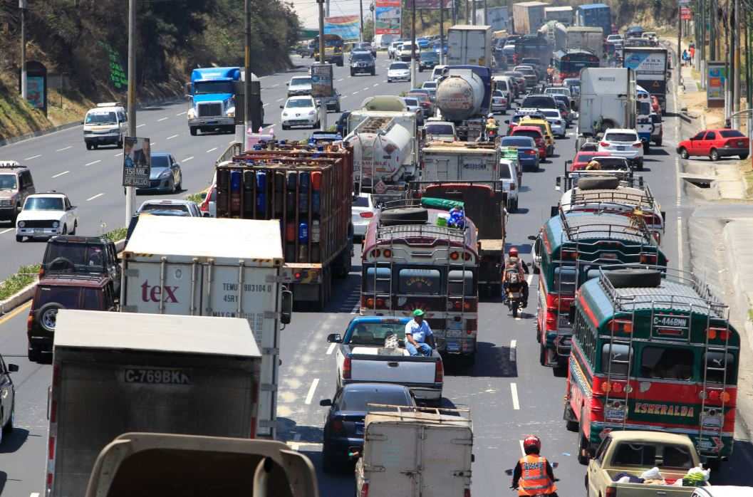 Tránsito 6 vehículos buses y camiones en tránsito