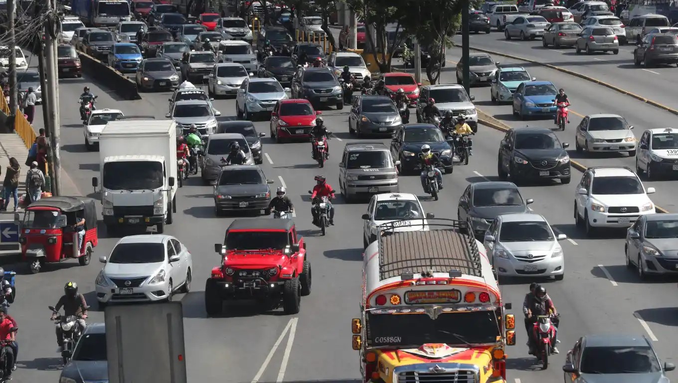 Solo el 9.8% del parque vehicular de Guatemala está asegurado y entre las motocicletas la cobertura apenas llega al 2%. (Foto Prensa Libre: Hemeroteca PL)