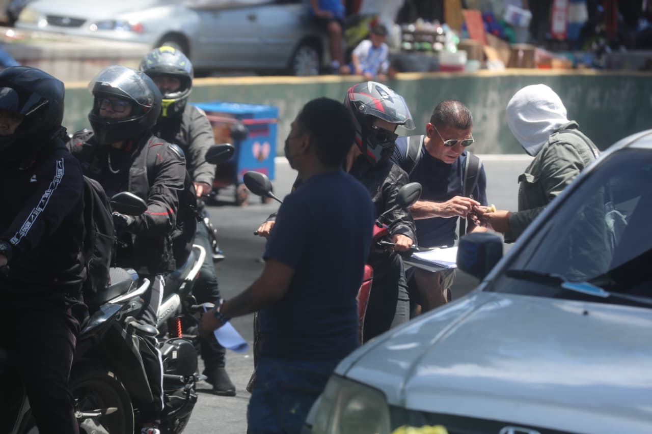 Tres hombres solicitan datos a motoristas durante bloqueo en La Bethania