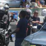Tres hombres solicitan datos a motoristas durante bloqueo en La Bethania