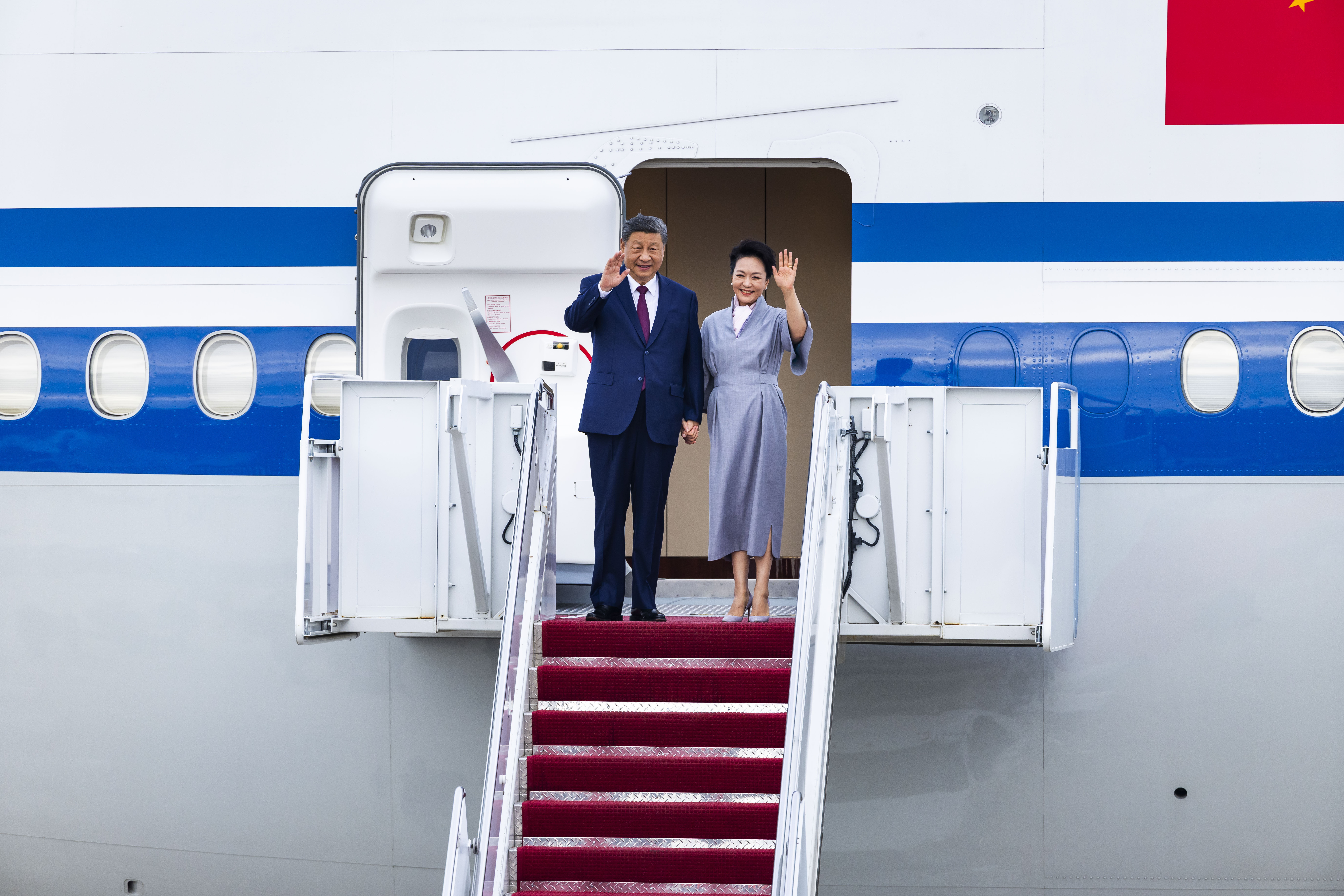 JOINT BASE ANDREWS (USA), 24/09/2026.- Chinese President Xi Jinping (L) and Chinese First Lady Peng Liyuan wave upon arrival at Joint Base Andrews, Maryland, USA, 23 September 2026. US President Donald Trump and Chinese President Xi Jinping are scheduled to hold bilateral talks during Xi's state visit to the United States. (Estados Unidos) EFE/EPA/JIM LO SCALZO