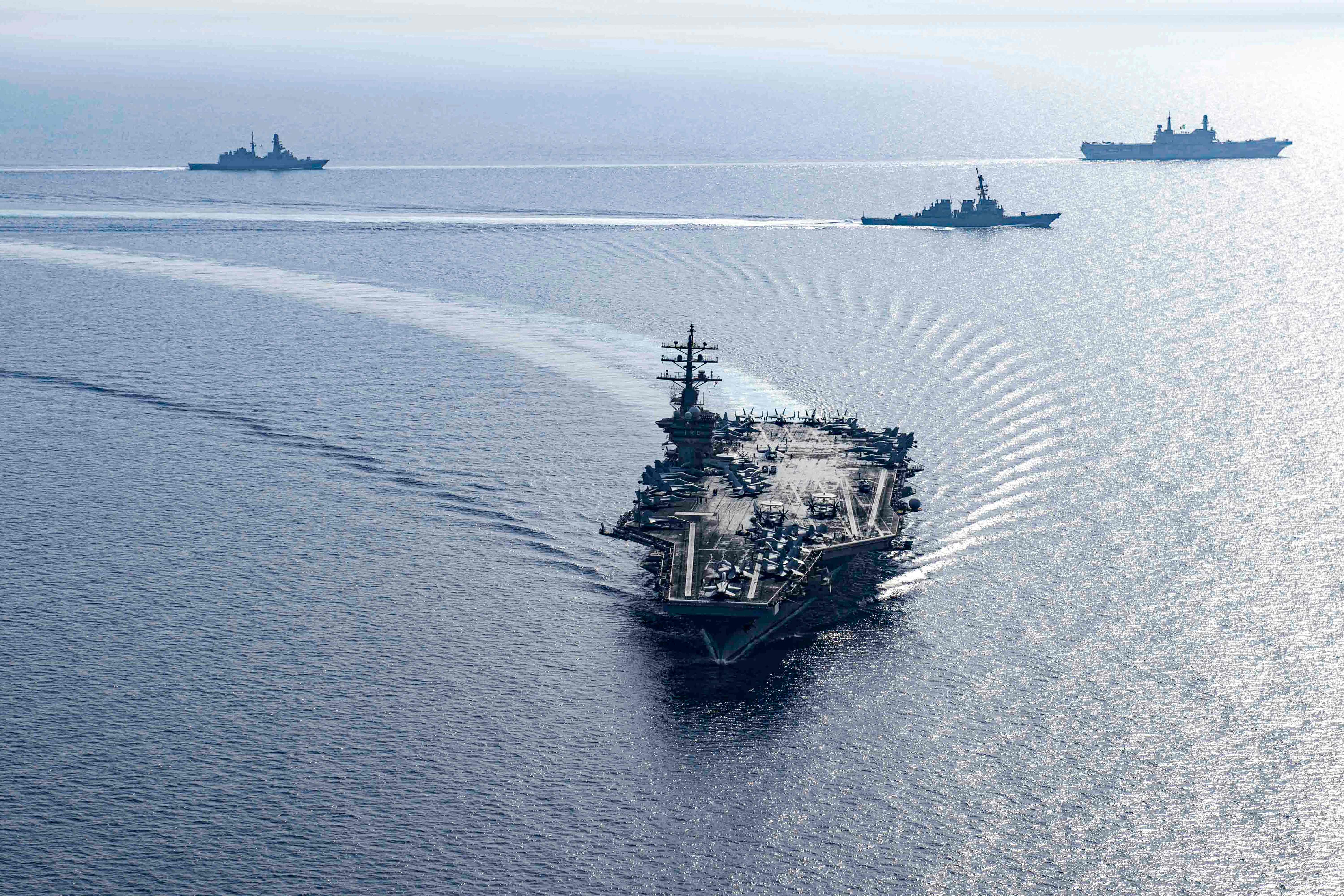 Dos pilotos de la Marina se eyectan al aterrizar en el USS Eisenhower: 6 marineros resultan heridos