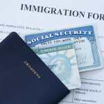 Formulario de solicitud y Green Card como referencia a la visa de inmigrante para residir de forma permanente en Estados Unidos.