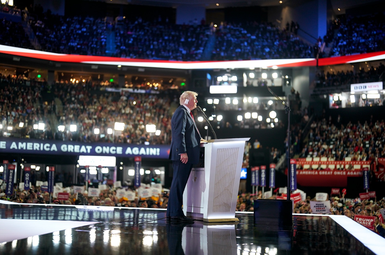 Donald Trump pronuncia un discurso durante la Convención Nacional Republicana del 2024, en Milwaukee, cuando buscaba regresar a la presidencia de Estados Unidos. (Foto Prensa Libre: Jabin Botsford/The Washington Post)