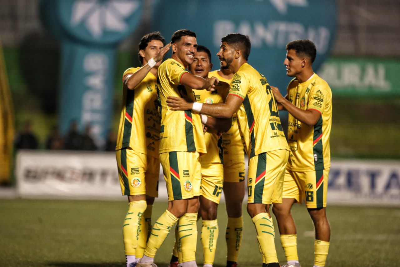 Jugadores de Marquense celebran la segunda anotación del español Francisco Grande. (Foto Prensa Libre: Esbin García).