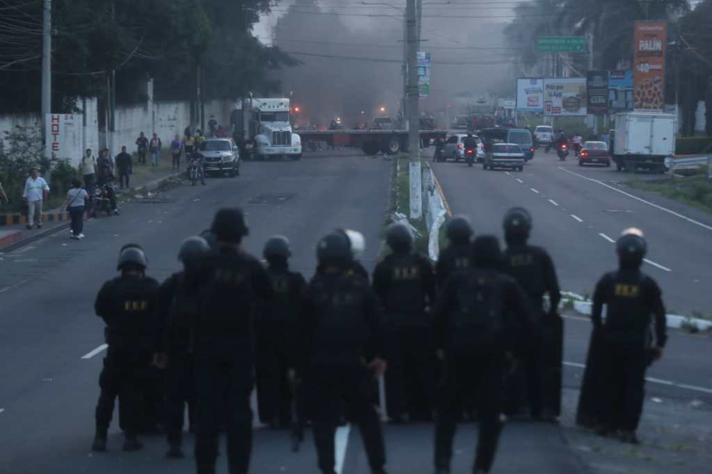 Agentes antimotines de la PNC durante bloqueo en la carretera Antigua a Palín