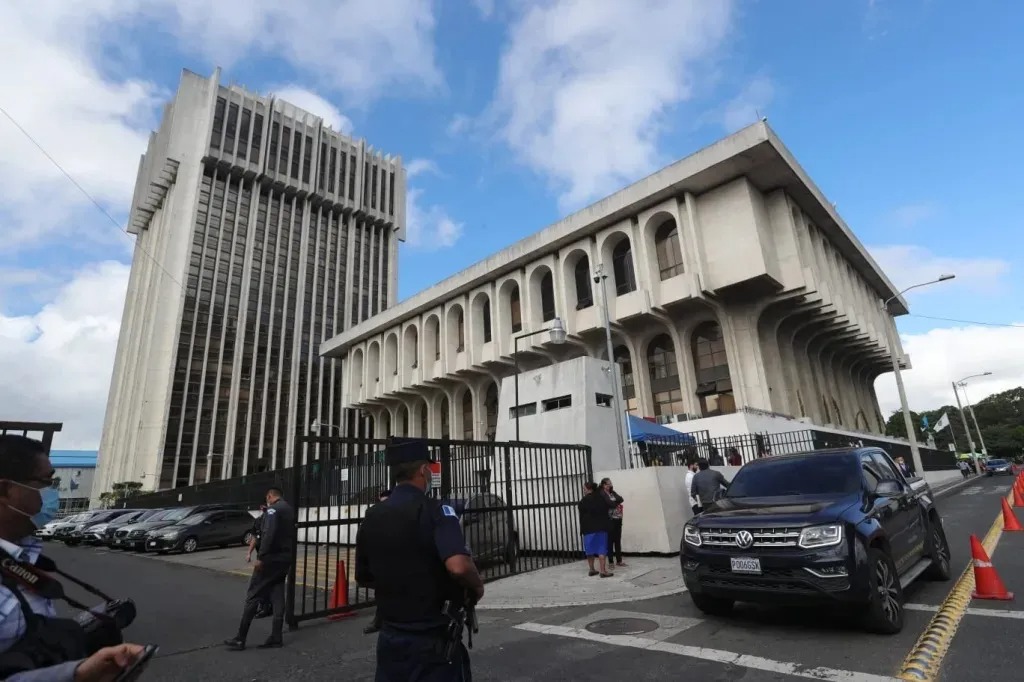Fachada de la Torre de Tribunales, donde funcionan juzgados que conocen procesos penales.