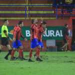 La primera vuelta del Apertura 2026 llegó a su fin con Municipal como líder, Guastatoya consolidado como revelación del torneo y equipos históricos como Comunicaciones y Xelajú obligados a remar desde atrás.Foto Prensa Libre: Kevin Gordillo).
