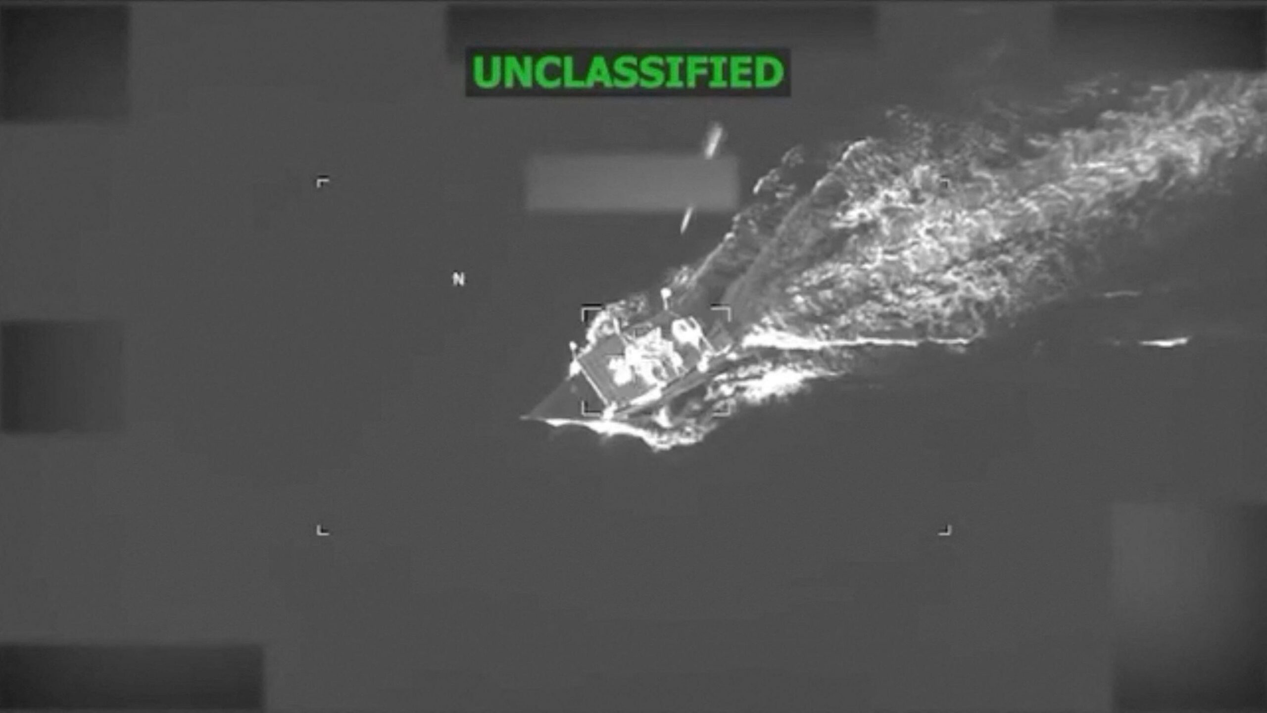 Imagen proporcionada por el Comando Sur de Estados Unidos el 19 de septiembre que muestra un proyectil acercándose a una embarcación presuntamente involucrada en el narcotráfico.