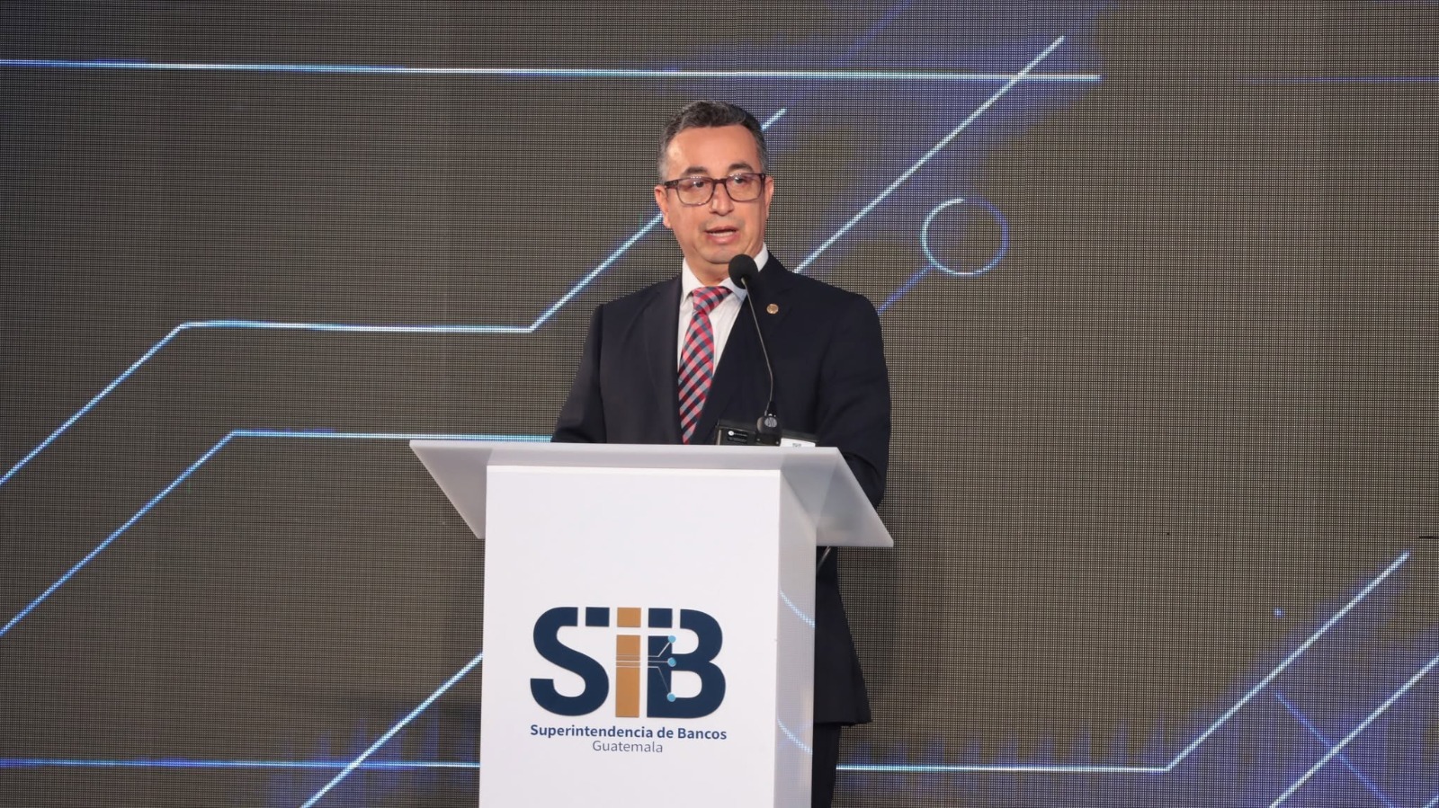  Juan Carlos Monrroy Véliz, intendente de la Intendencia de Verificación Especial (IVE), participa en una actividad oficial. (Foto Prensa Libre: SIB) 