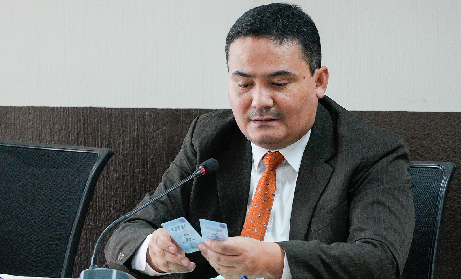 El juez Fredy Orellana suspendió la continuación de la etapa intermedia del caso Valat y reprogramó la audiencia para el 14 de octubre. (Foto Prensa Libre: Javier González)