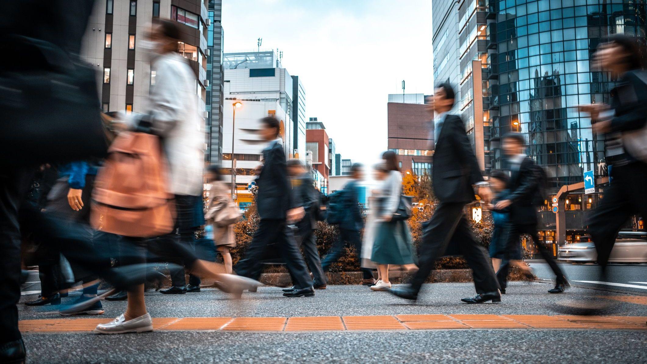 personas caminando en una calle de japón