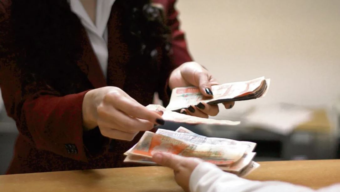 billetes Personas pagando