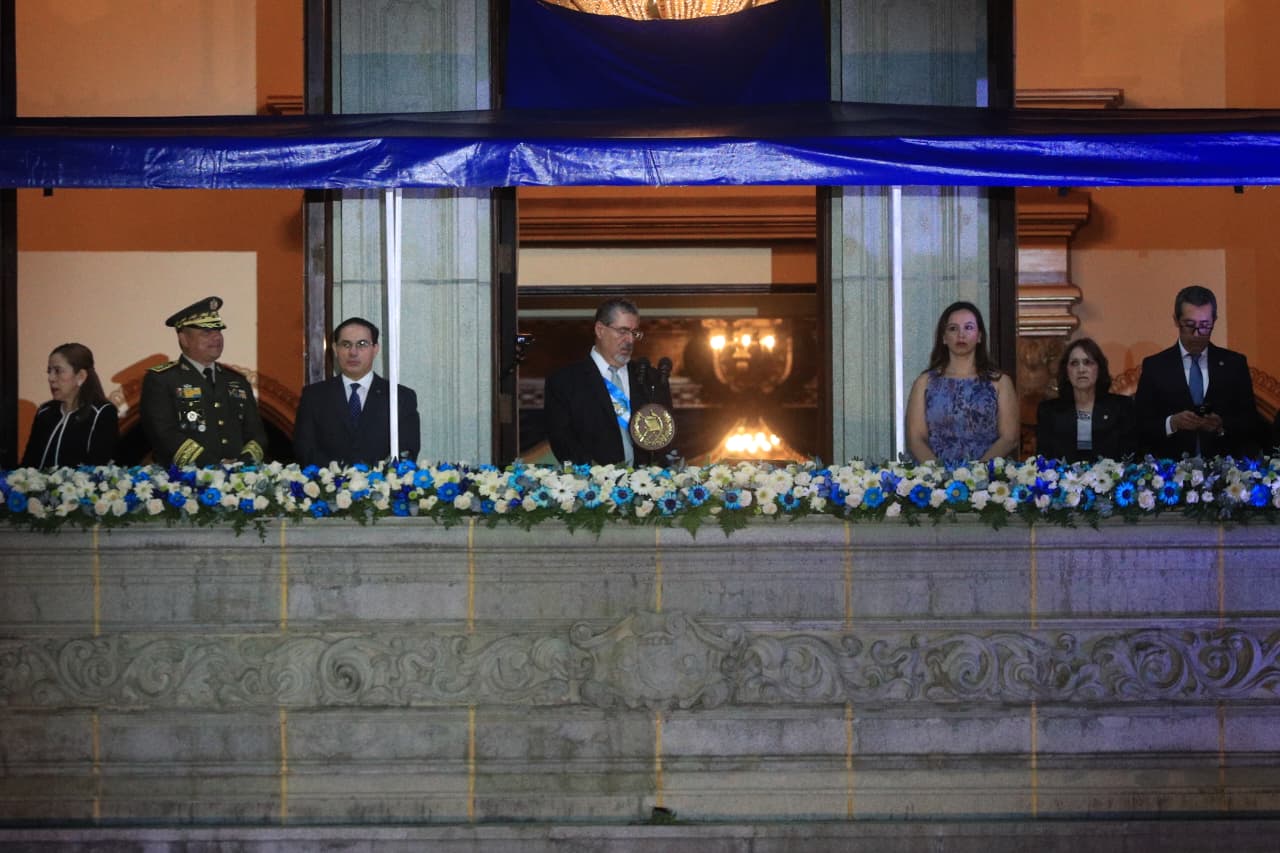  El presidente Bernardo Arévalo pronuncia su discurso por la Independencia desde el balcón del Palacio Nacional de la Cultura. (Foto Prensa Libre: Byron Baiza)