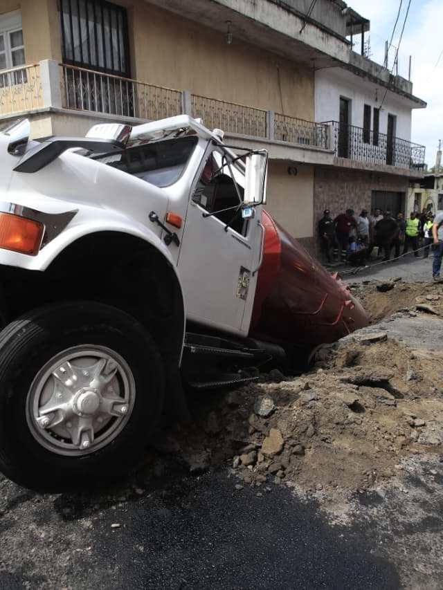 Dos hundimientos obligan a cerrar la avenida Pablo VI en Mixco